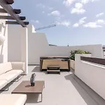 Penthouse With Jacuzzi, Ocean And Pool Views Apartment *