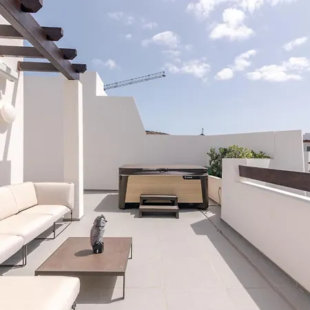 Penthouse With Jacuzzi, Ocean And Pool Views Appartement *