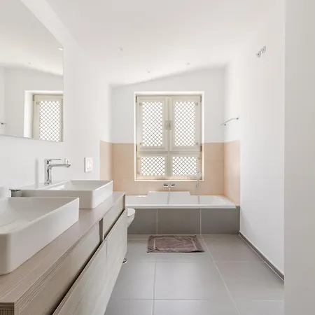 Penthouse With Jacuzzi, Ocean And Pool Views Appartement *